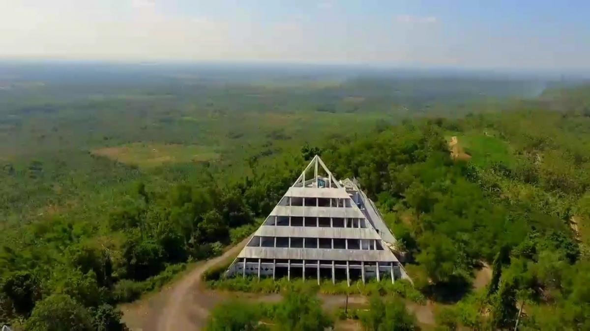 Bukit Piramida Yang digunakan sebagai Wisata Paralayang